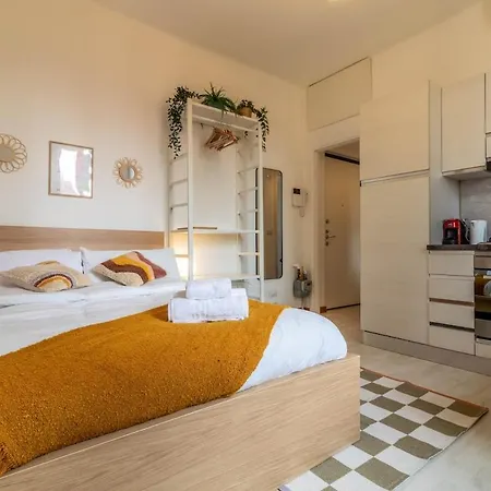 Unicredit And Bosco Verticale - Little House * Milano