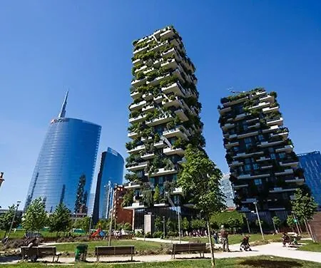 Unicredit And Bosco Verticale - Little House * מילאנו