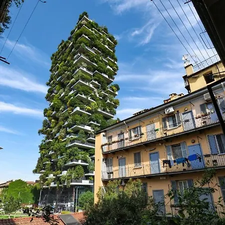 Unicredit And Bosco Verticale - Little House Mediolan