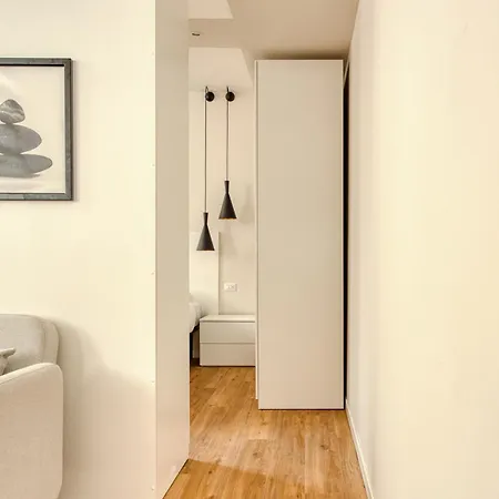 Hostmate - - Imperia's Warm - Romolo Iulm * Milan