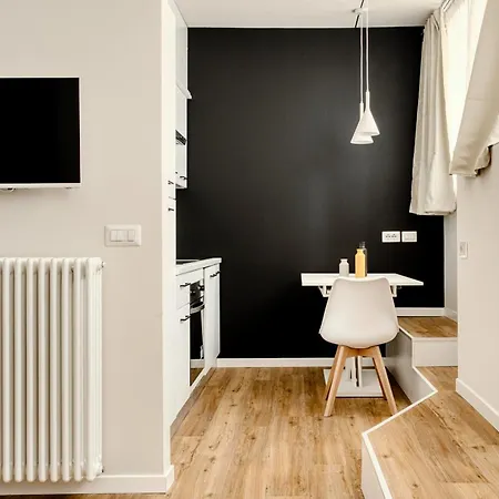 Hostmate - - Imperia's Warm - Romolo Iulm アパート