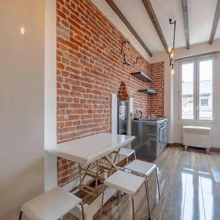 New York-style - Modern Glam Near The Center Of * ميلان