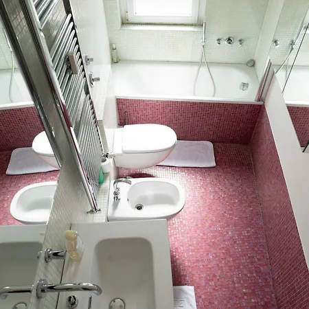 아파트 Bright House Center On Subway Lines 1,2 &3 *