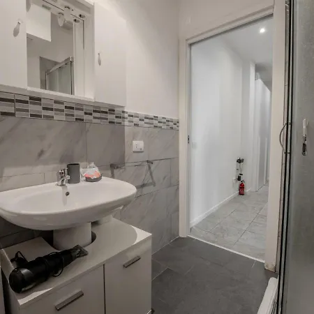 5 Min Walk Mm Maciacchini Apartamento