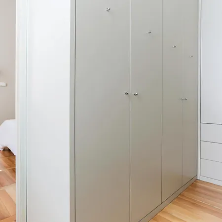 The Rent - Stylish Three-bedroom In The Heart Of No Ac