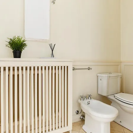 The Rent - Stylish Three-bedroom In The Heart Of No Ac *