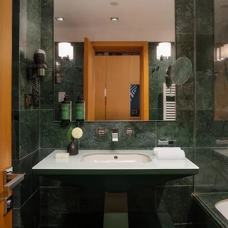 Crowne Plaza By Ihg Otel