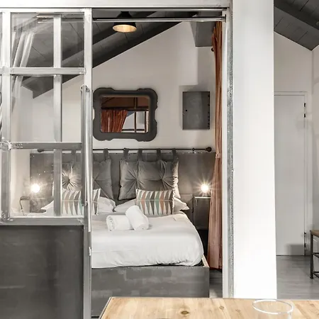 Apartment Tortona Metro 200m - Charming Attic - Wifi Milan