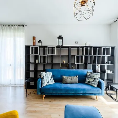 Large With Private Balcony And Workspace ميلان