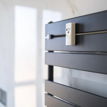 Large With Private Balcony And Workspace *