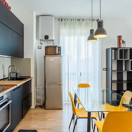 Large With Private Balcony And Workspace *