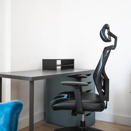 Large With Private Balcony And Workspace ميلان