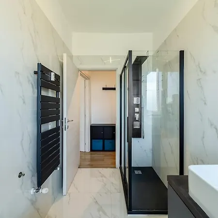 Large With Private Balcony And Workspace شقة *