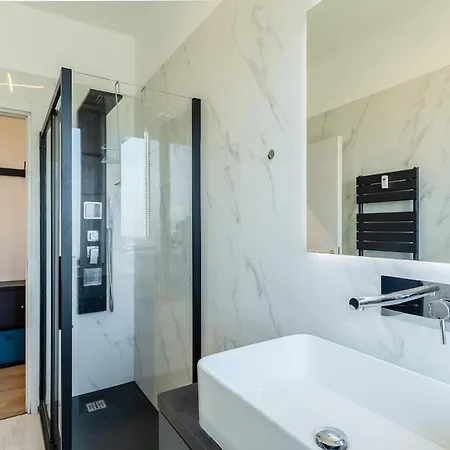 شقة Large With Private Balcony And Workspace ميلان