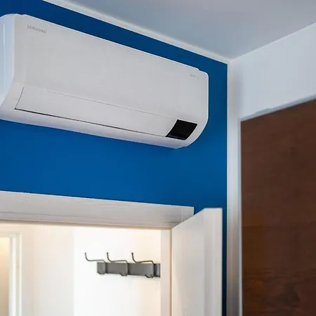 Large With Private Balcony And Workspace شقة ميلان