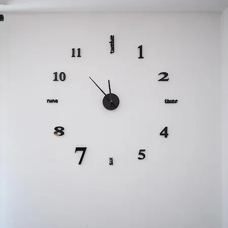 Large With Private Balcony And Workspace شقة