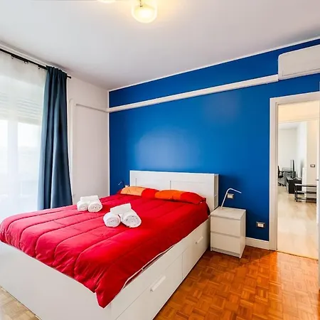 Large With Private Balcony And Workspace شقة ميلان