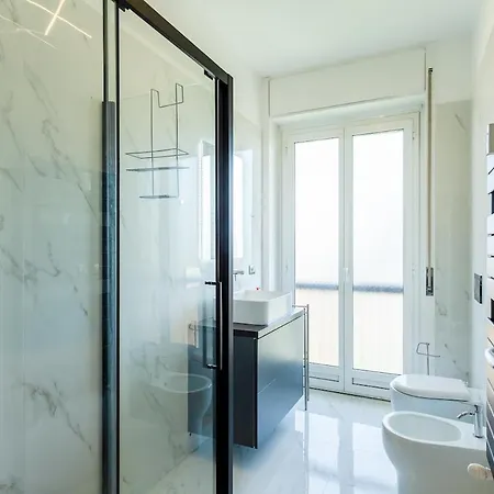 Large With Private Balcony And Workspace شقة