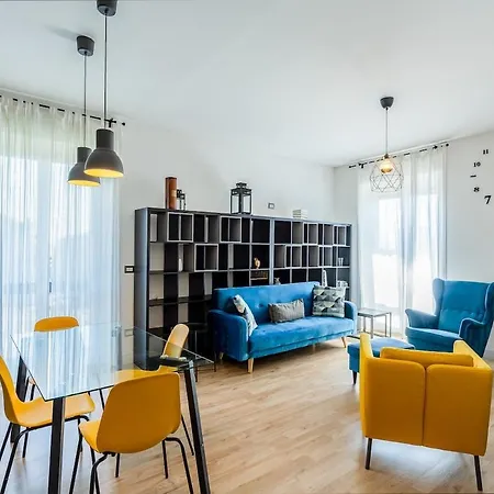 شقة Large With Private Balcony And Workspace