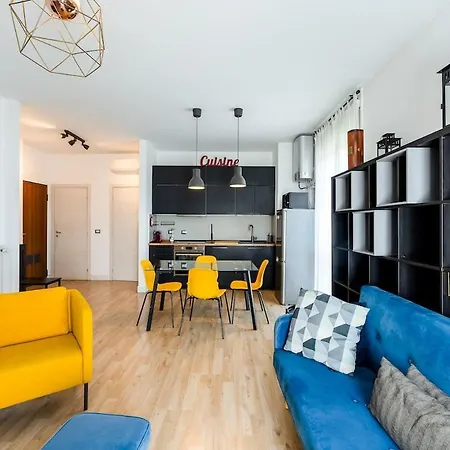 Large With Private Balcony And Workspace *