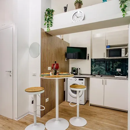 شقة Lovely Petit - Centro ميلان