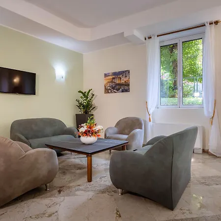Ih Argonne Park Aparthotel 3*