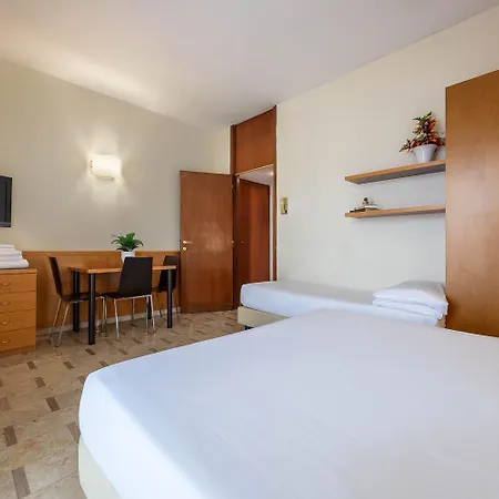 Ih Argonne Park Апарт-отель 3*