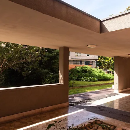 Youhosty - San Siro View Apartman *