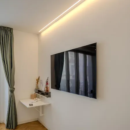 Pensión B And G San Babila- Luxury In The Heart Of - Design District Milán