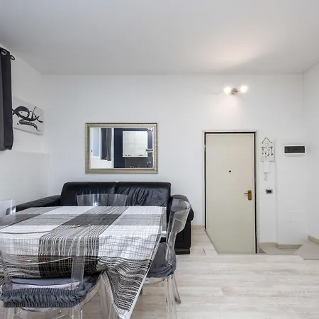 Spacious 70 Mq Self Check-in ,free Parking, San Siro דירה