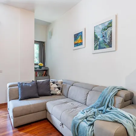 Deluxe & Elegant With Comfort And View Apartmán