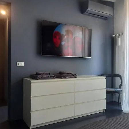 Elegant Stylish House With Garden & Ac