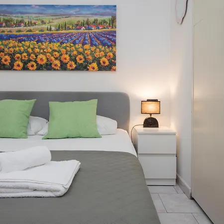 [ihost Studio] - Premuda 17 * Milano