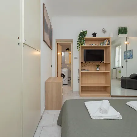 [ihost Studio] - Premuda 17 Milano