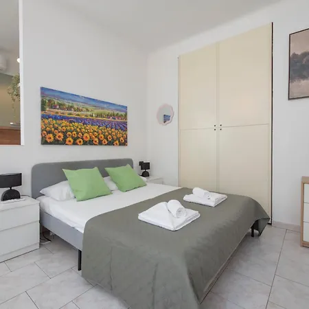 [ihost Studio] - Premuda 17 * Milano