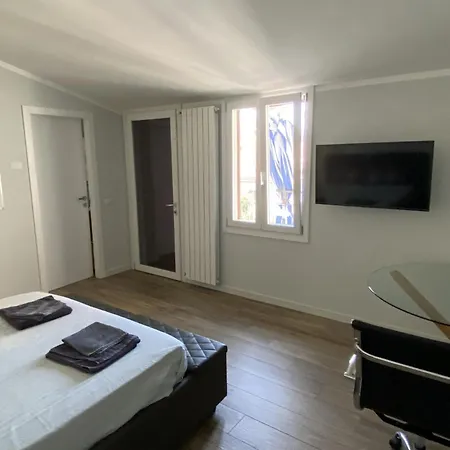 Attico - 3 Camere E 3 Bagni - Nolo District Privatunterkunft