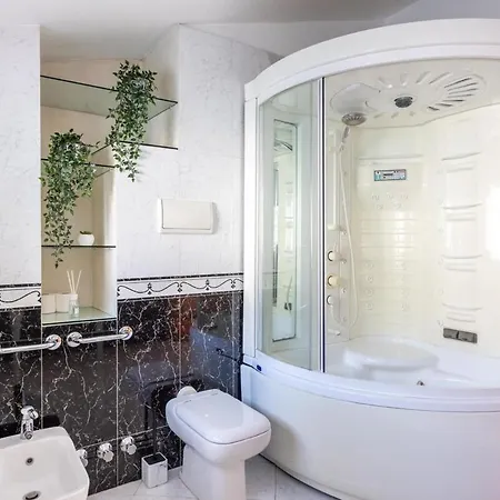 Duomo Milan-attic With Terrace-netflix And Wifi Lejlighed Milano