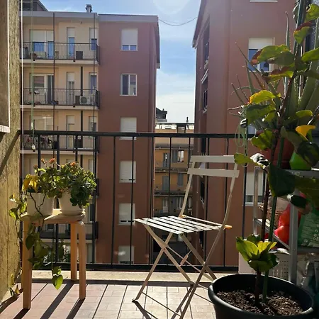 The Comfy Hub - A Stone's Throw From The Metro Milano