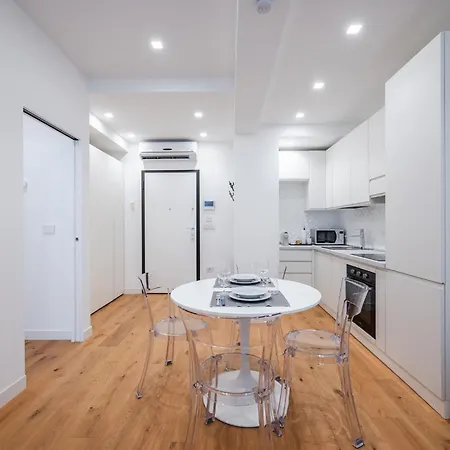 Duomo Area Luxury Design & Netflix Mood * ミラノ