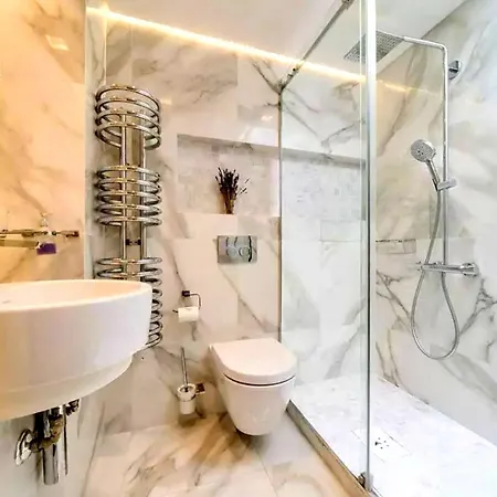 Spazioso Recentemente Ristrutturato Apartament *