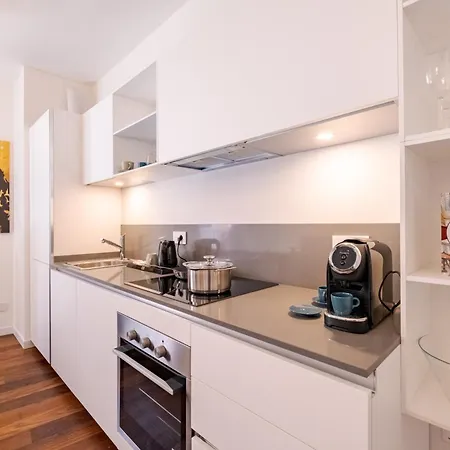 아파트 Essenza - Modern Comfort - In The Heart Of - 5min To Station - 10min To Dumo *