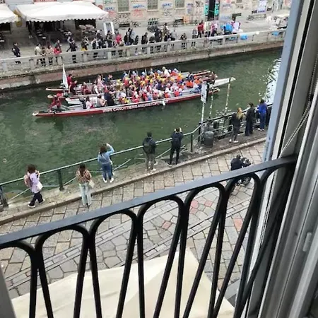 Canal View Historical Milán