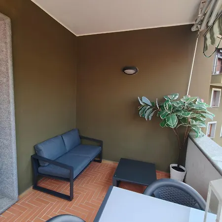 With Exclusive Terrace In Downtown Shopping Area With Ac,wifi,subway M1 M2 And Self Check In *