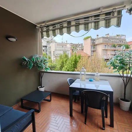 With Exclusive Terrace In Downtown Shopping Area With Ac,wifi,subway M1 M2 And Self Check In