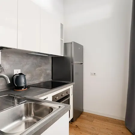 Guesthost - Near Parco Adriano Apartament