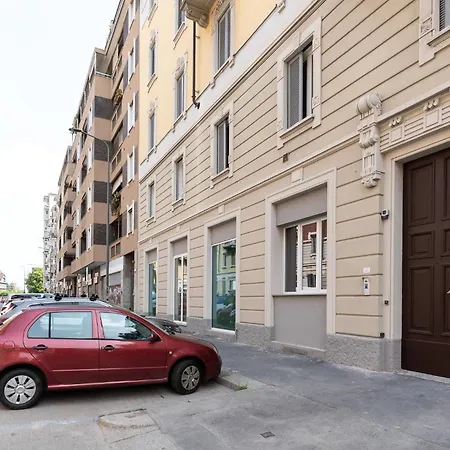 Guesthost - Cozy X4 In Navigli District Milaan