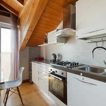 Guesthost- Lambrate Cosy Balcony Daire *