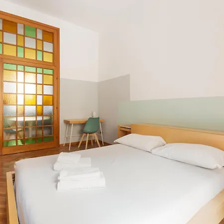 Guesthost - Cosy Lodi M3 Subway Yellow Line *