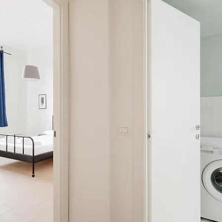 Guesthost - M4 Argonne Balcony *