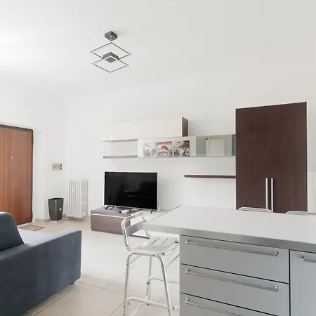 Guest Host Milano- Brenta M3 Balcony